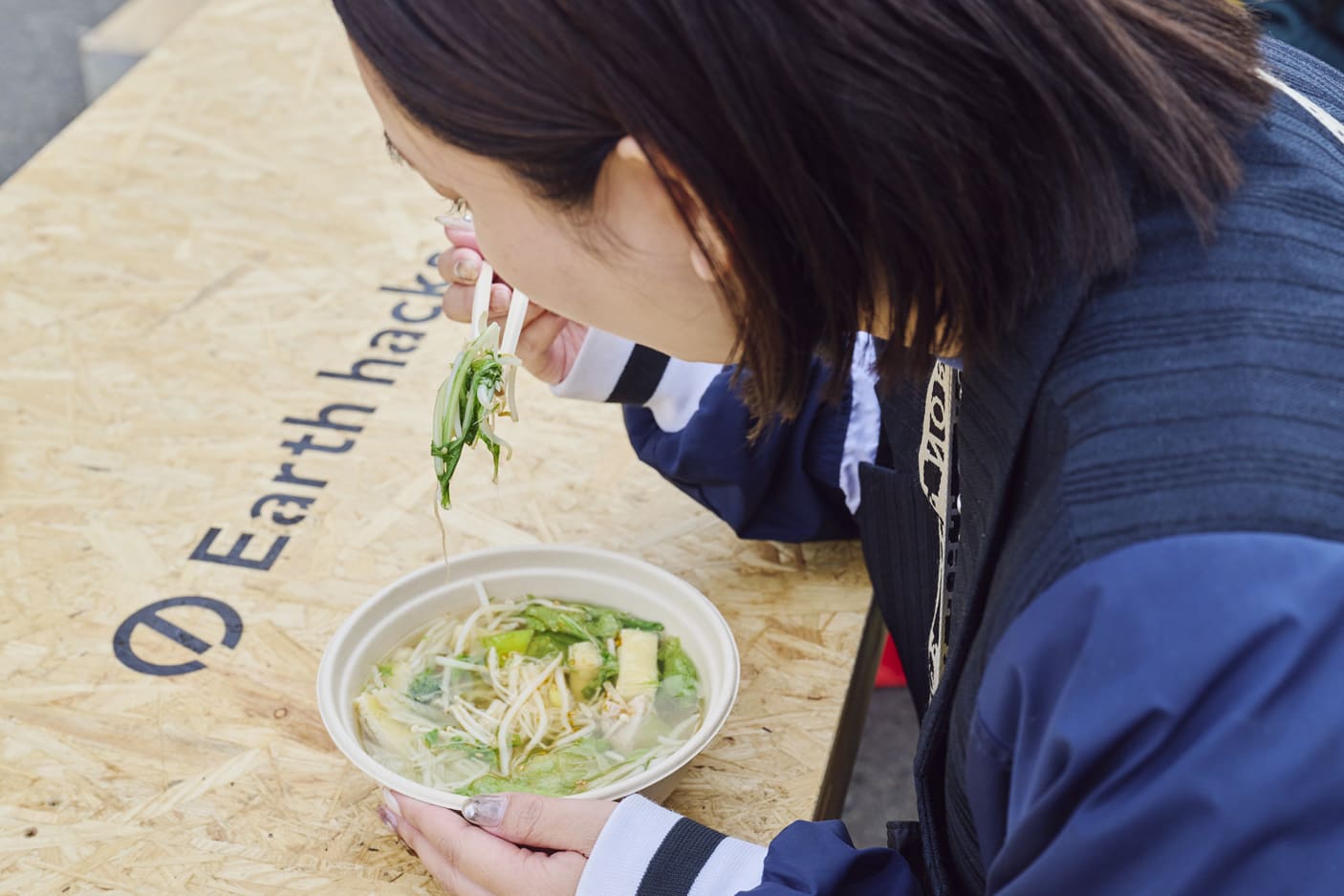 参加者がもったいない鍋を食べている様子