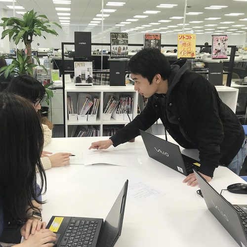 17:00 社内ミーティング他の職種と情報共有 | 朝賀 勇人 データマーケティング・データアナリスト職