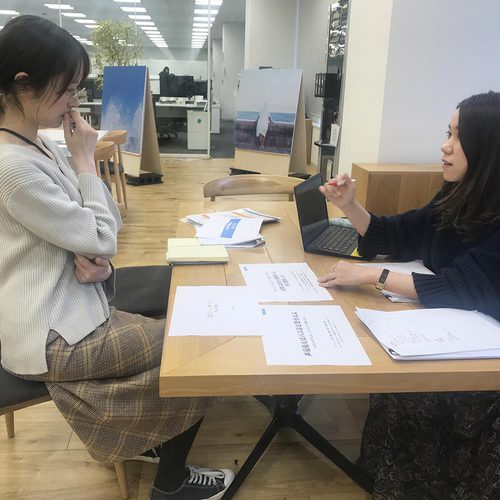 17:30 会社に戻ったら後輩とコピーの打ち合わせ | 江原 美歩 コピーライター・インタラクティブプランニング職